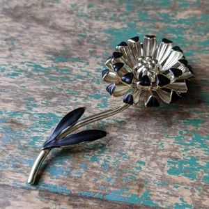 Vintage Gold and Black Enamel Chrysanthemum Flower Retro Brooch Pin